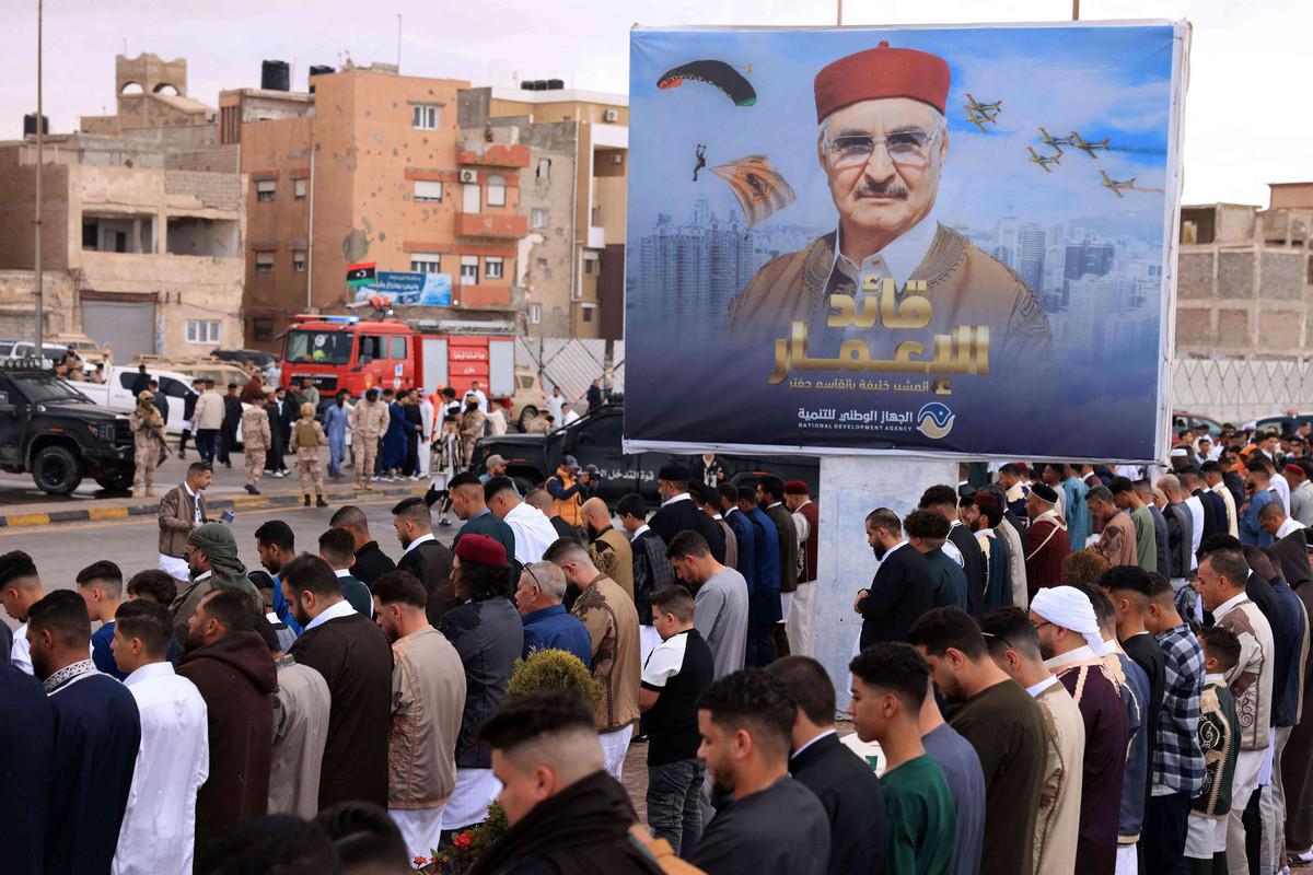 حفتر يسعى للحضور السياسي من خلال المشاريع التنموية في الجنوب الليبي
