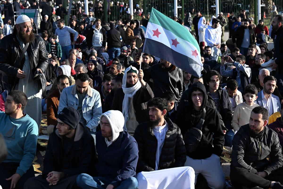 صلاة سورية عند ضريح الجندي المجهول في دمشق