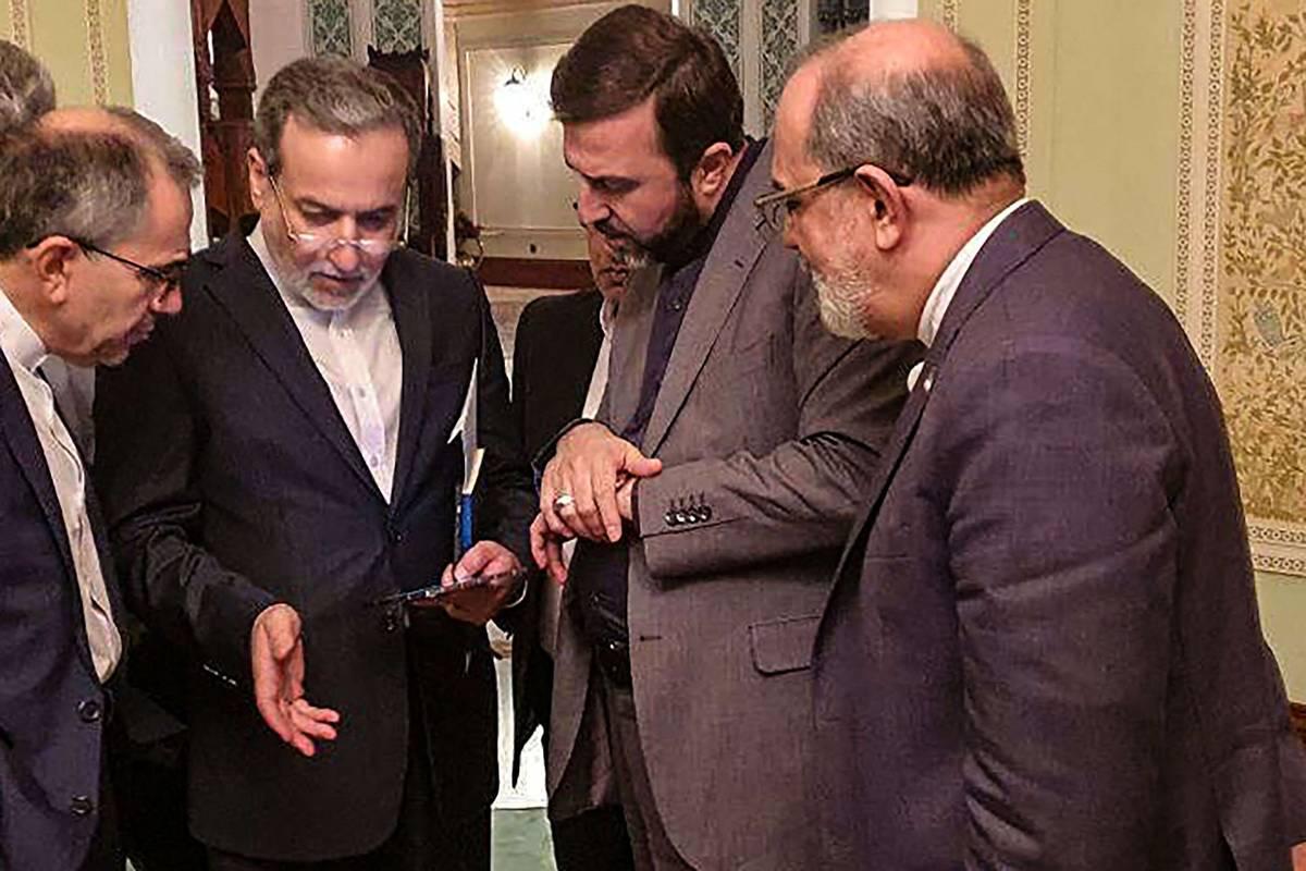 اجتماع وزير الخارجية الإيراني عباس عراقجي مع مساعديه في مسقط