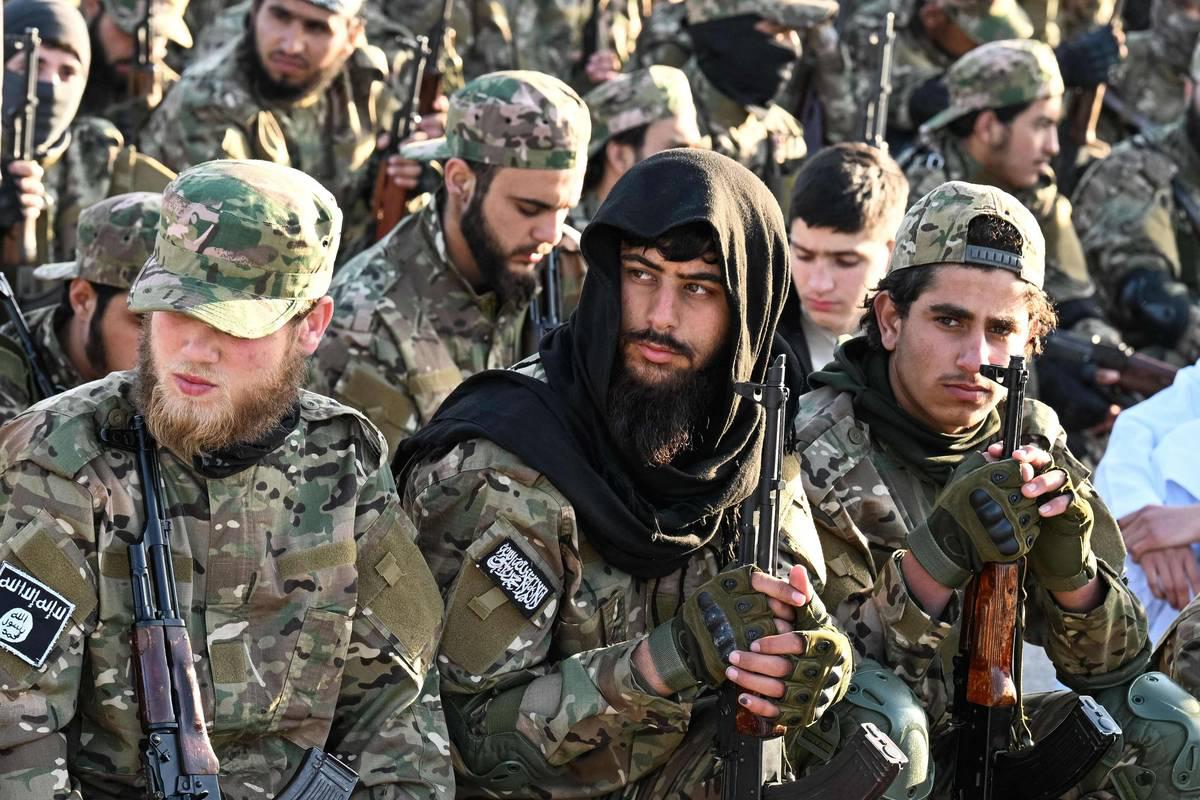 مقاتلون يتبعون سلطة الشرع في صلاة العيد