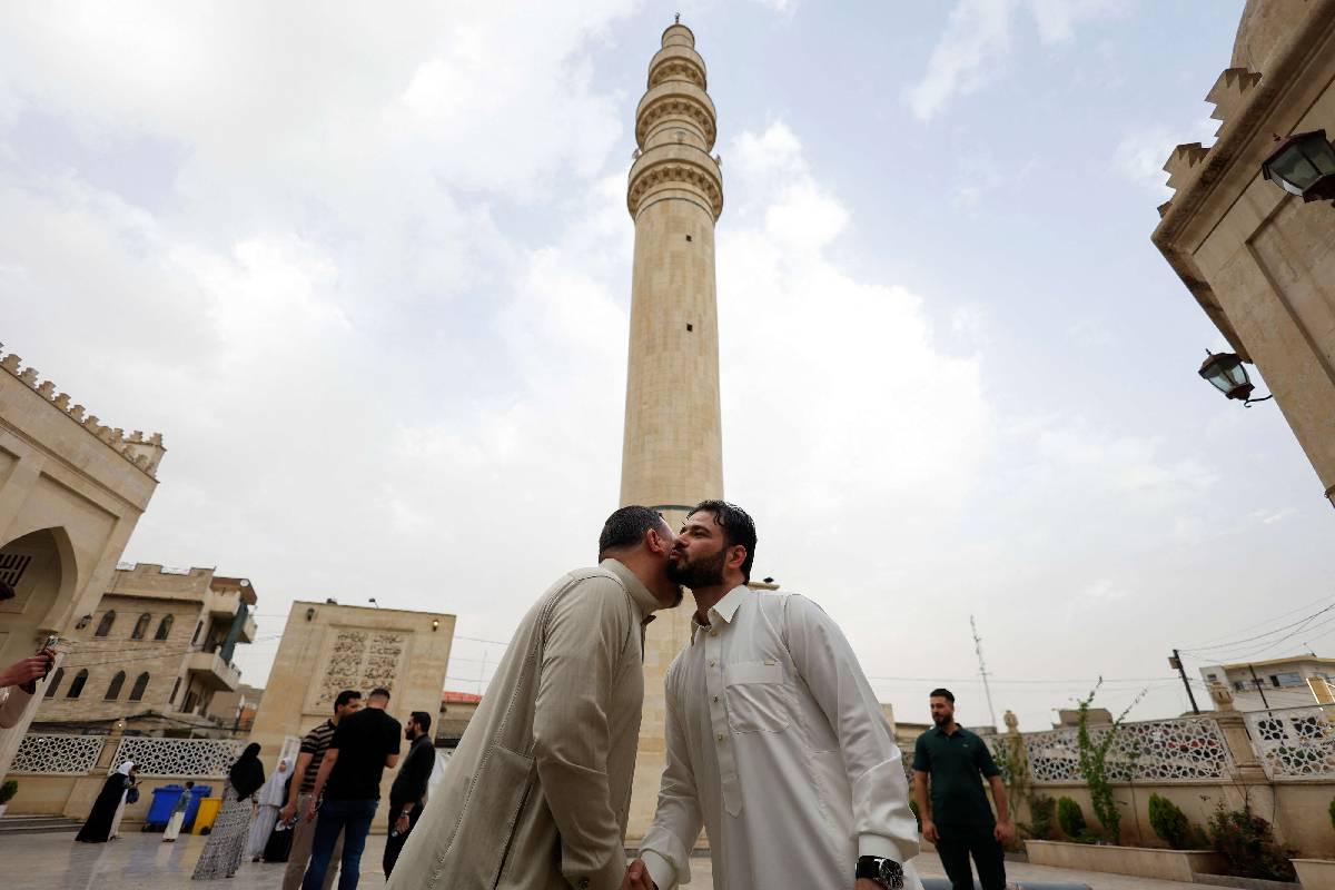 عراقيان يتعانقان في الموصل بمناسبة عيد الفطر