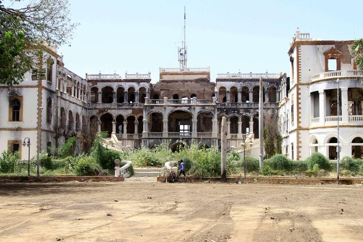 أضرار كبيرة طالت القصر الجمهوري بسبب الاستباكات