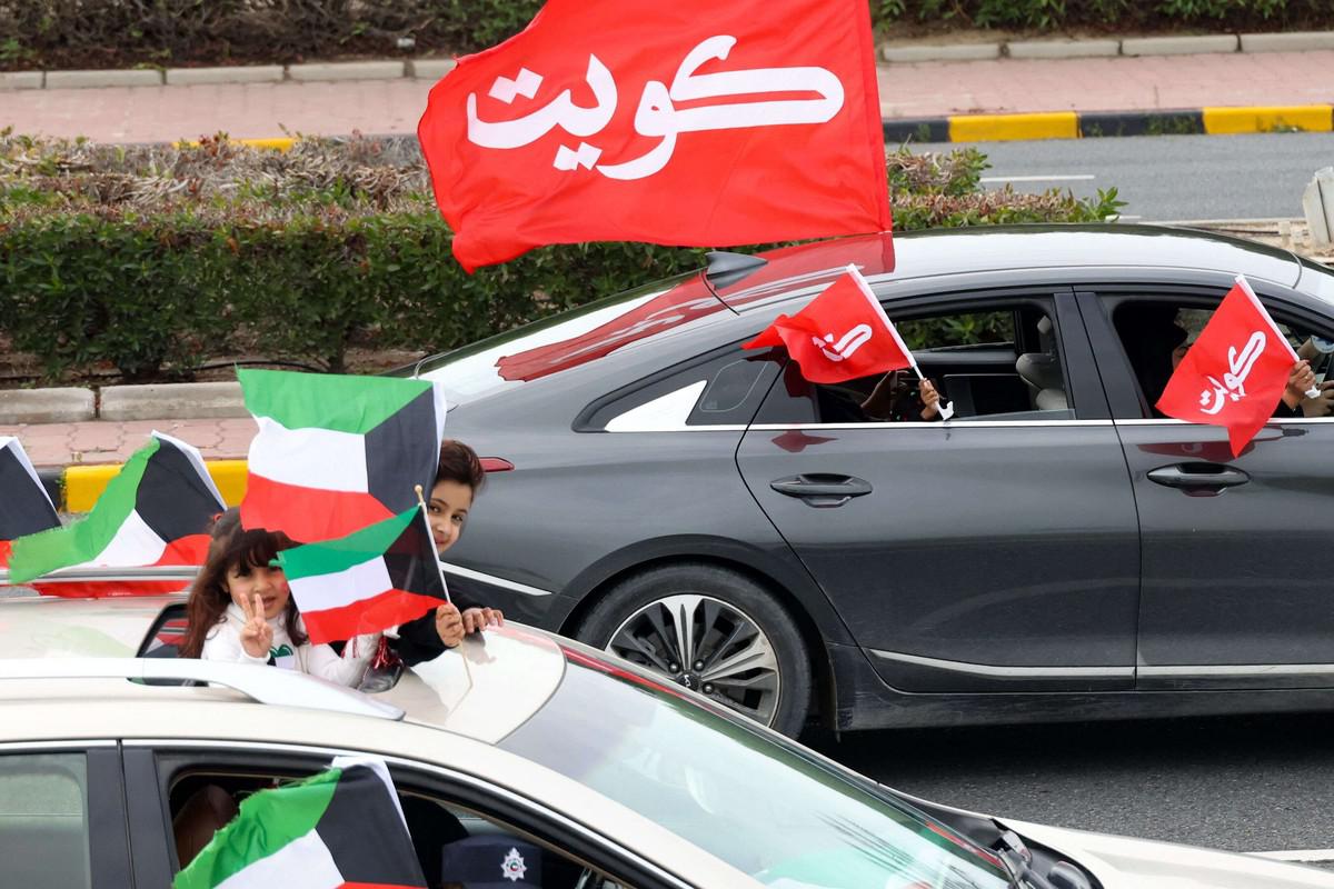ممنوع رفع أي علم آخر
