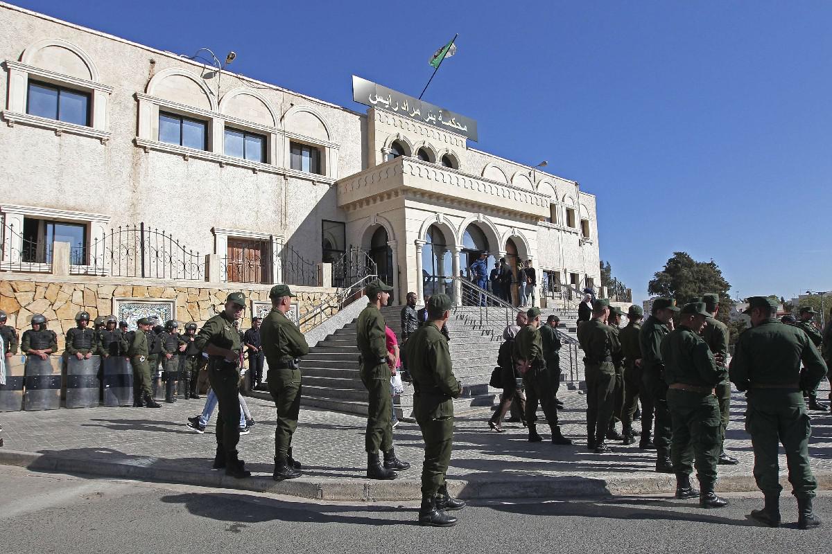 السلطات الجزائرية تواجه اتهامات باستخدام القضاء لترهيب النقابات 