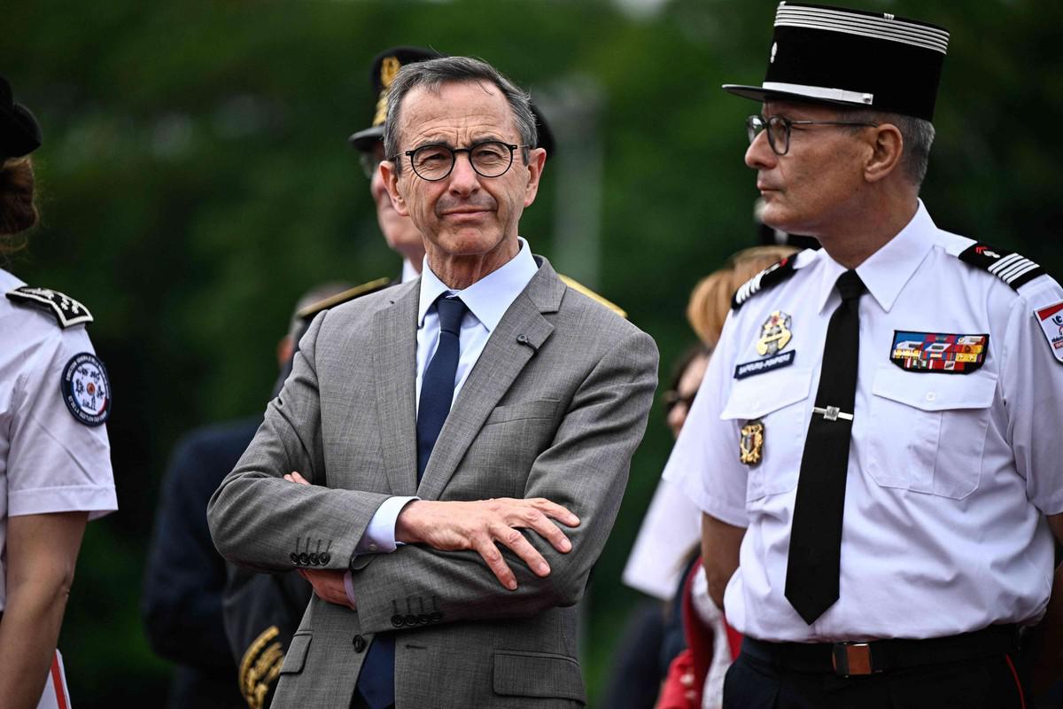 وزير الداخلية الفرنسي يحث على الضغط على الجزائر 