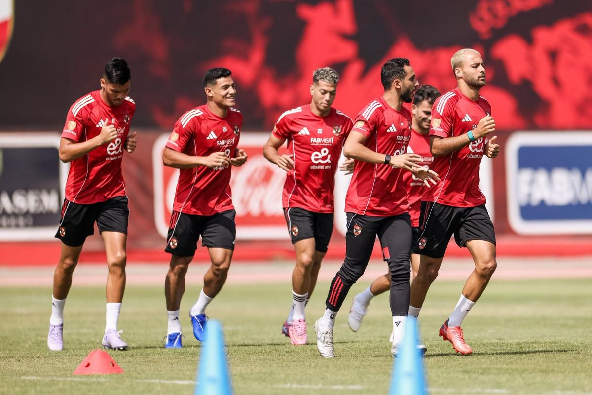 غياب رباعي الدفاع الأساسي قد يعقد مهمة الأهلي