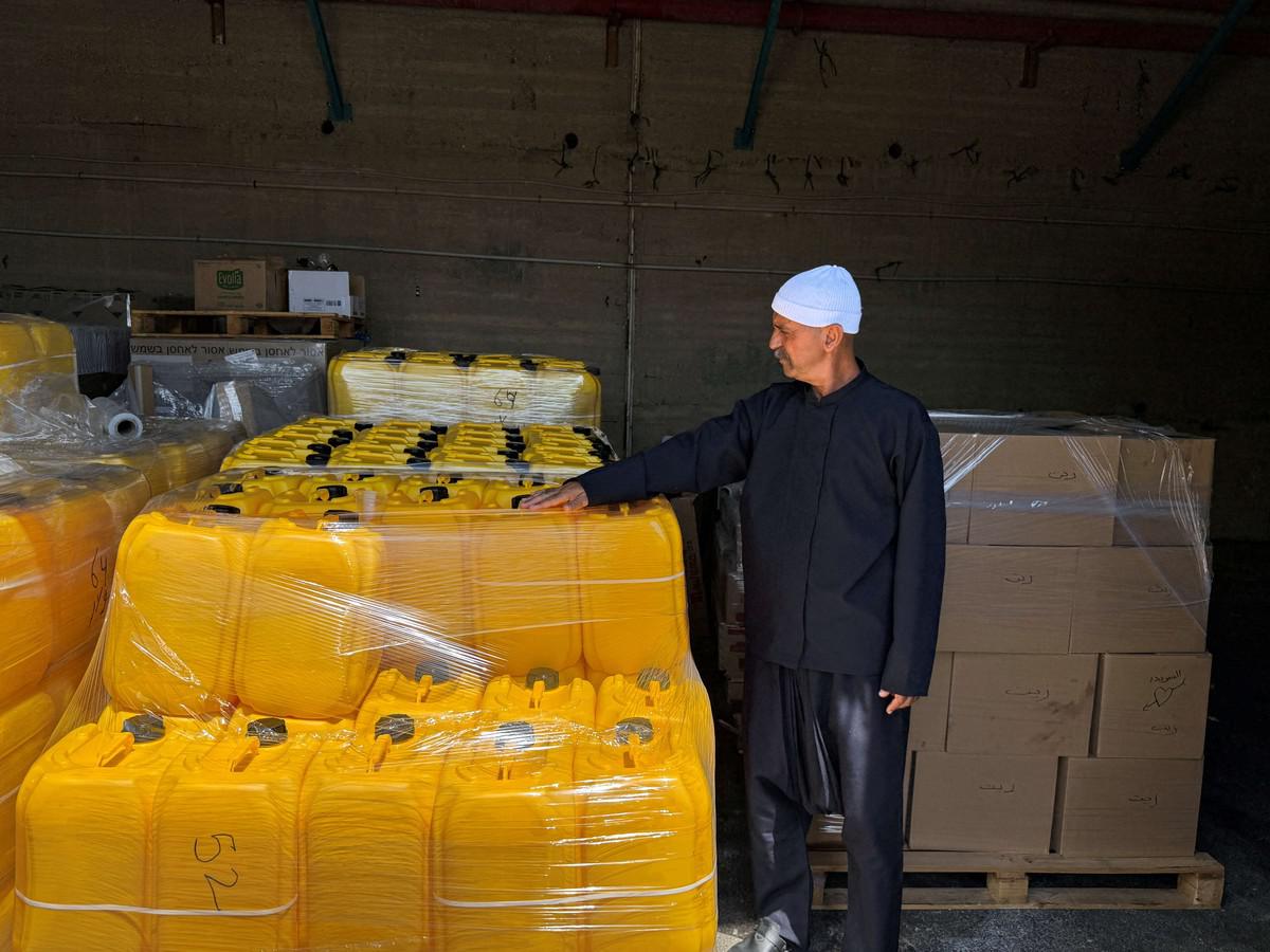 جولس تتحول إلى خلية نحل إنسانية 