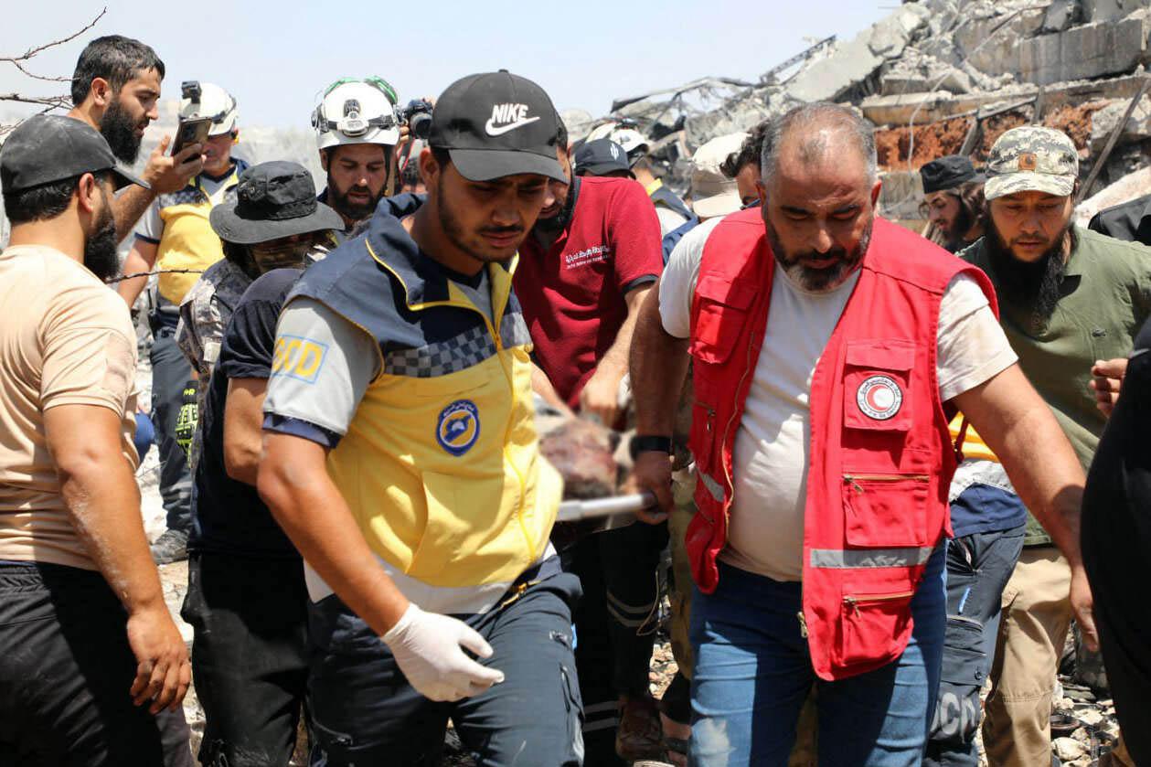  Rescue teams evacuate the victims from amid the rubble following a blast that rocked Idlib