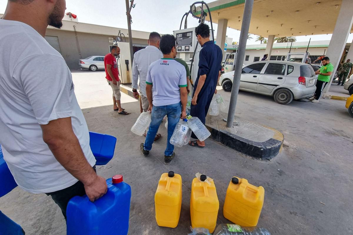 طوابير المعاناة للحصول على ليترات من البنزين 