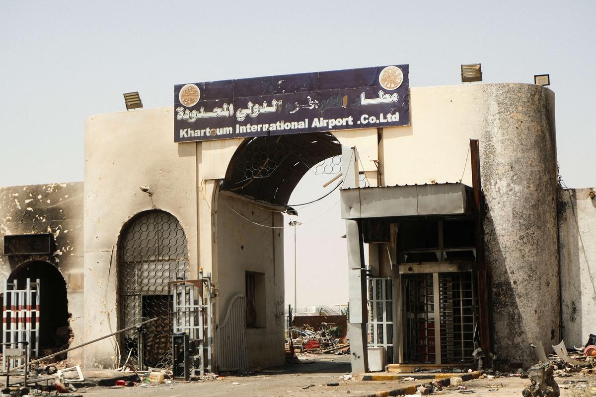 جرت محاولات لاعادة ترميم المطار