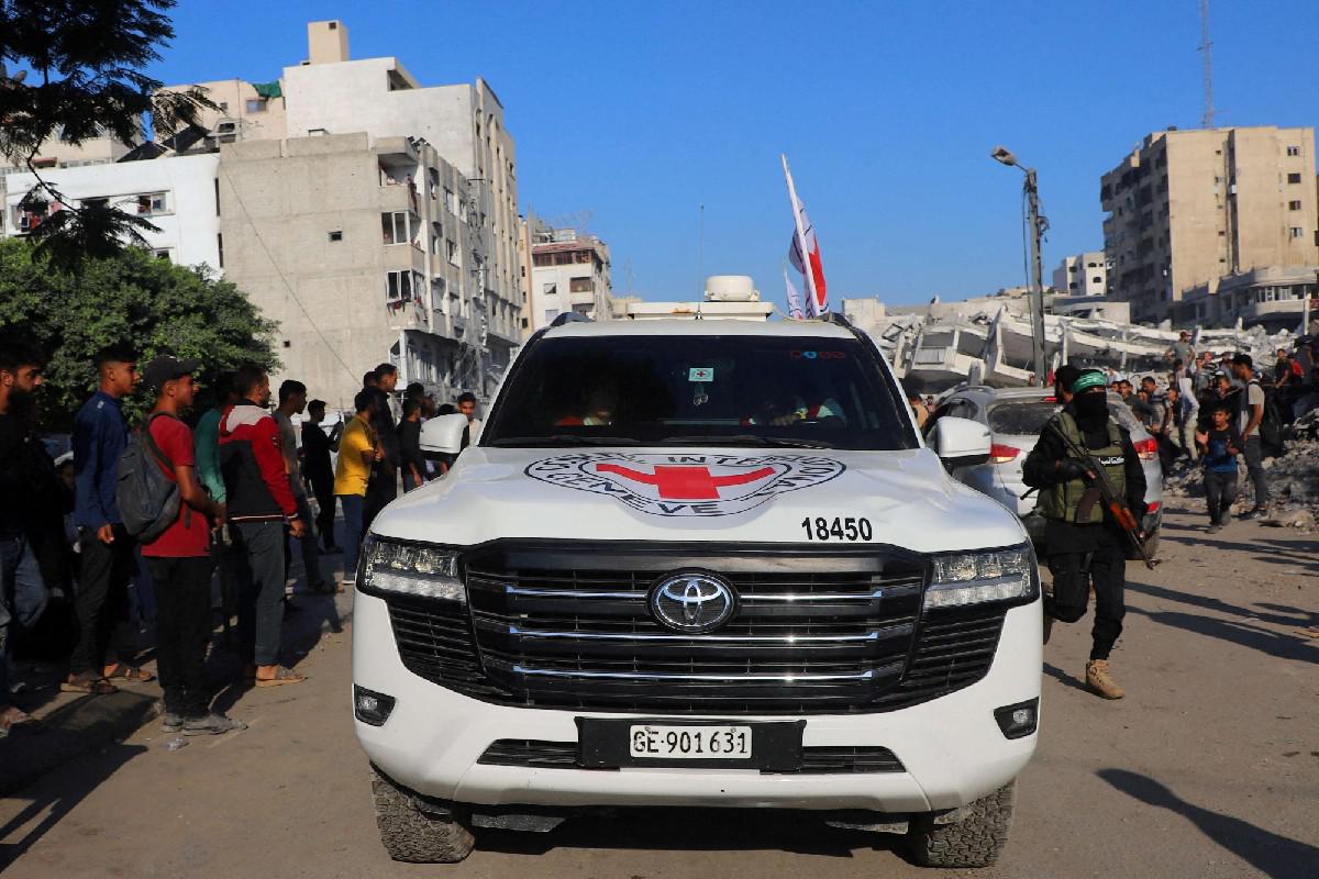 تسليم الرهائن تم بعيدا عن الأضواء