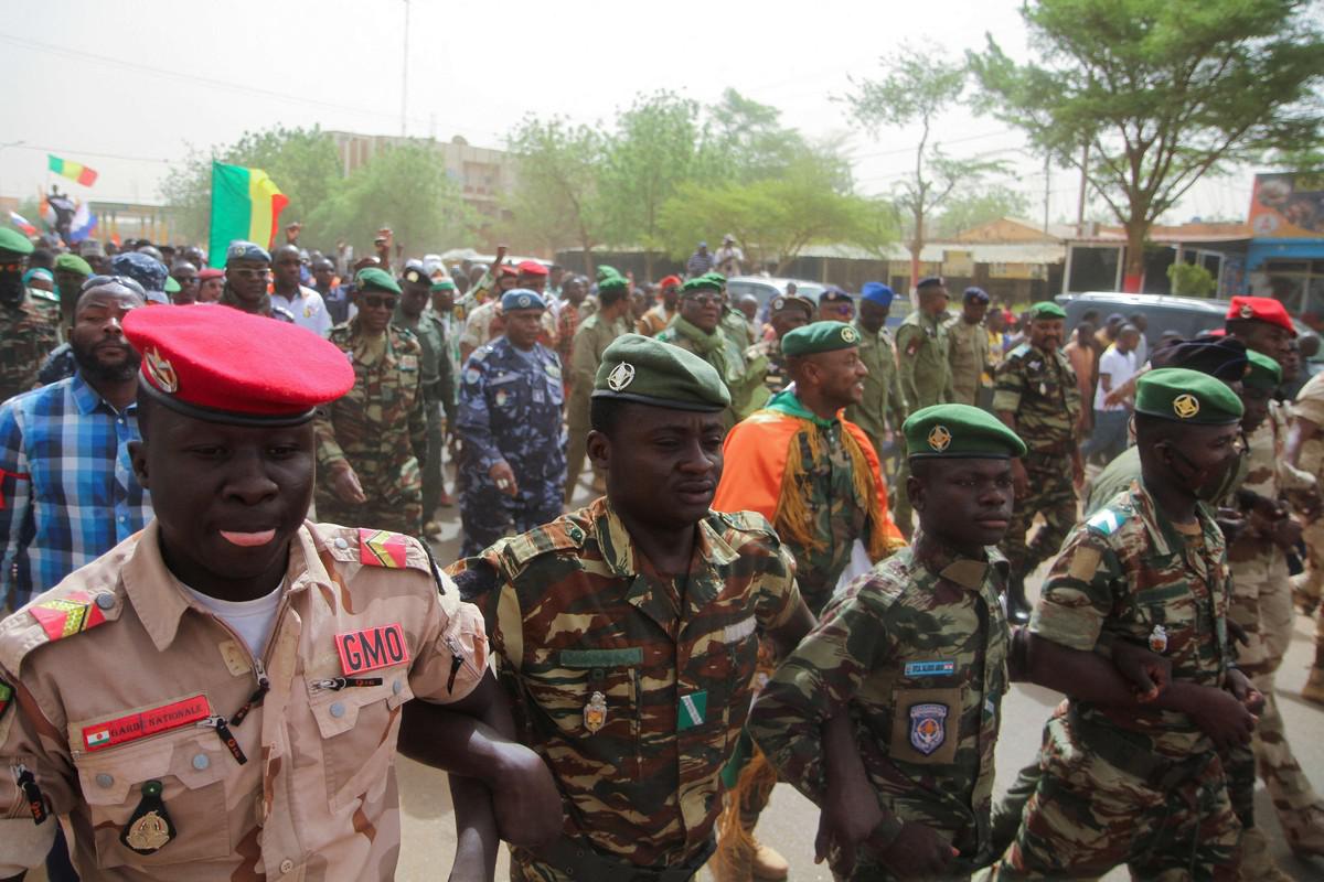 النظام العسكري يواجه صعوبة في احتواء الأزمات