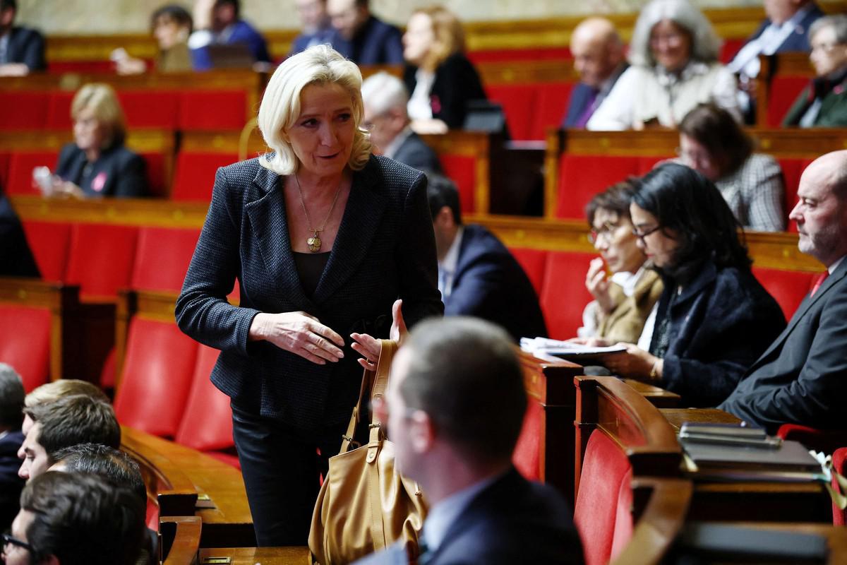 اليمين المتطرف يُطلق رصاصة الرحمة على امتيازات المهاجرين الجزائريين