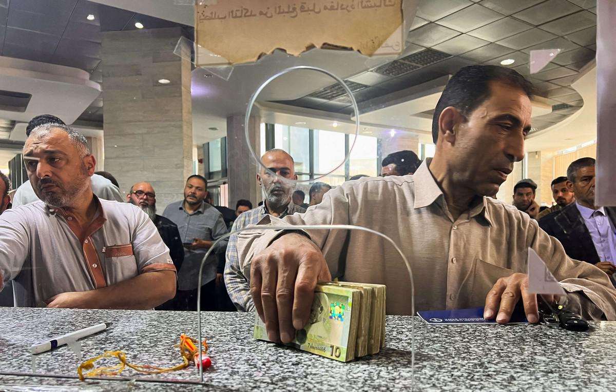 الليبيون يدفعون ثمن الفشل في توحيد السياسة المالية 