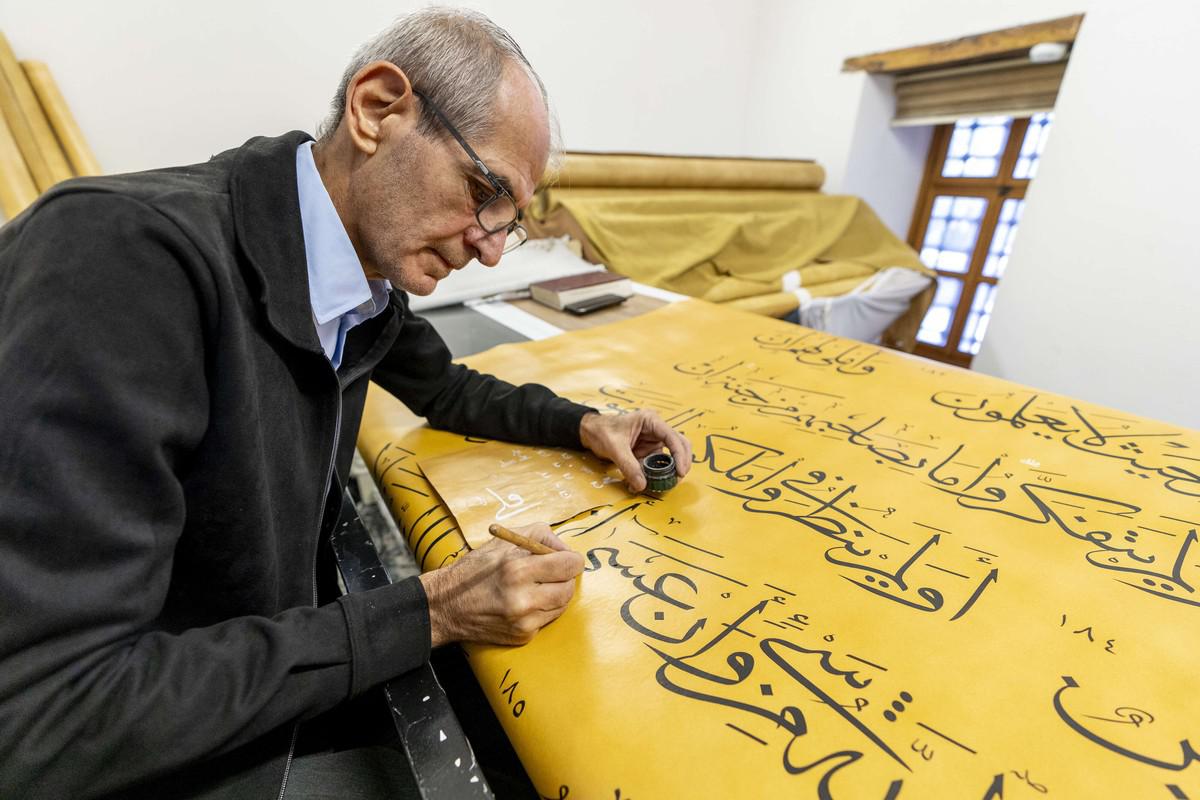 علي زمان صائغ يخلد اسمه بحروف القرآن