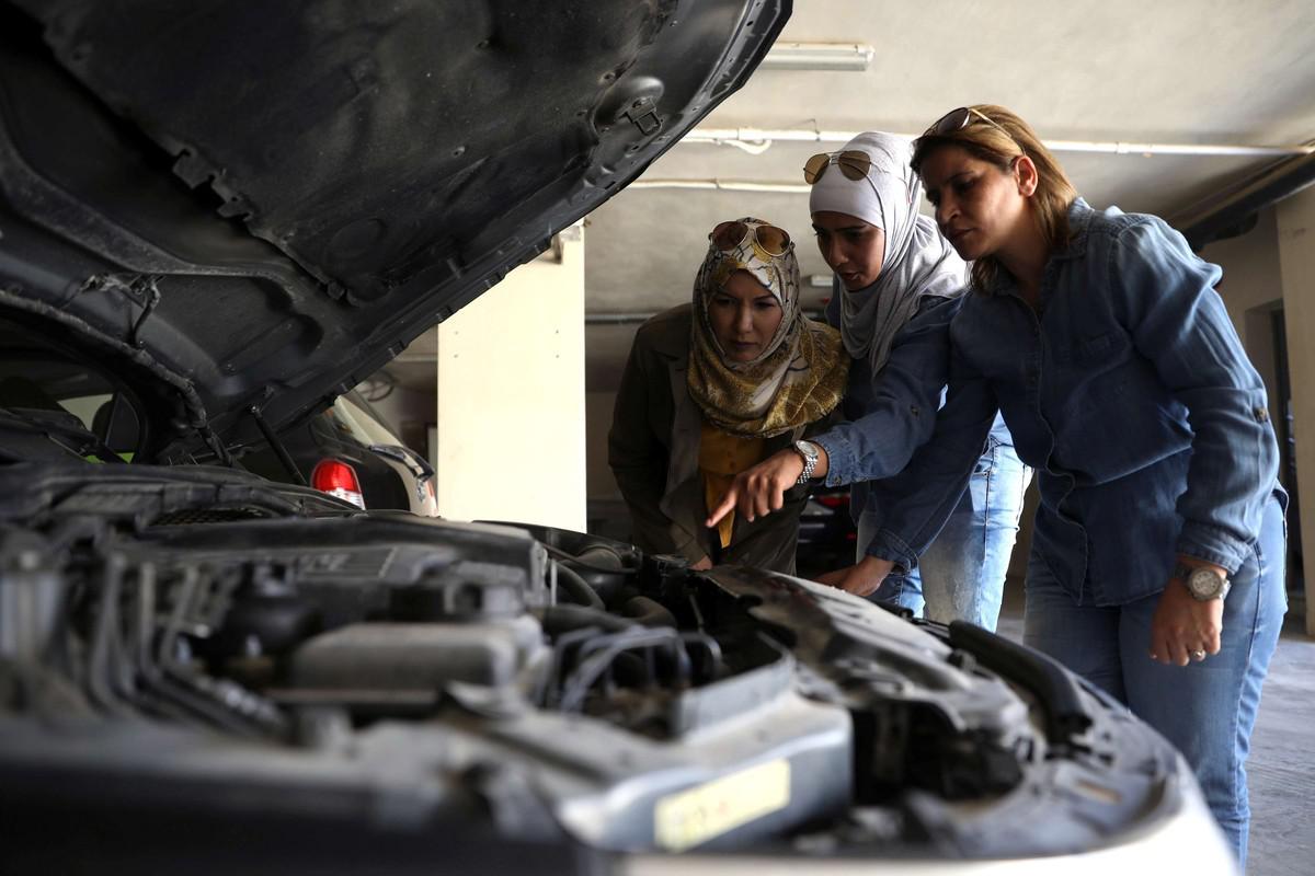 أدوار جديدة للمرأة المعاصرة تفرض تغير وجهات النظر