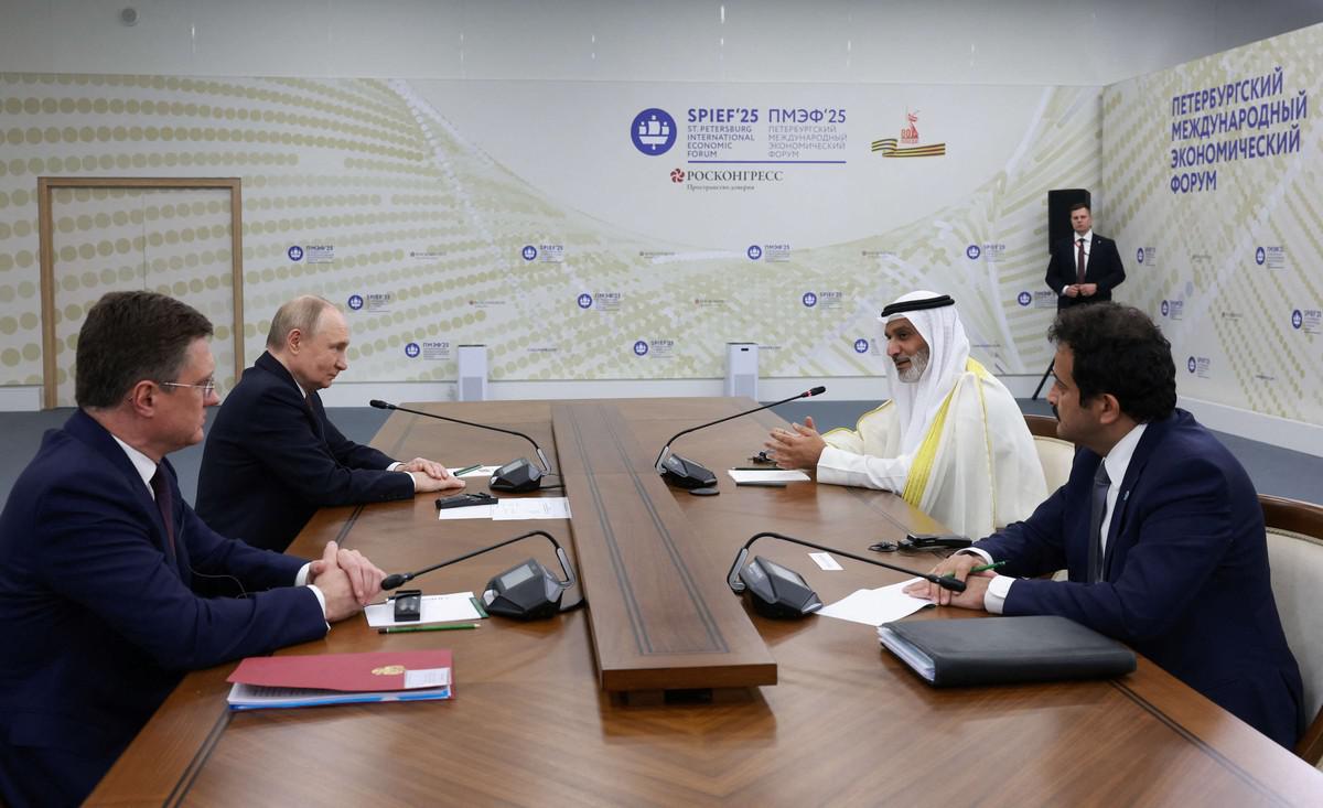 التحالف النفطي يحاول استعادة حصته السوقية دون التسبب في فائض بالمعروض