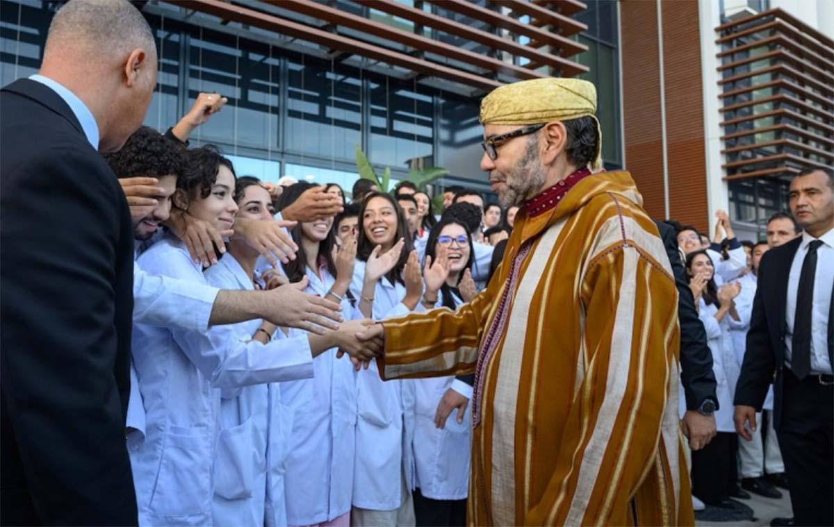 King Mohammed VI shaking hands with the hospital's doctors