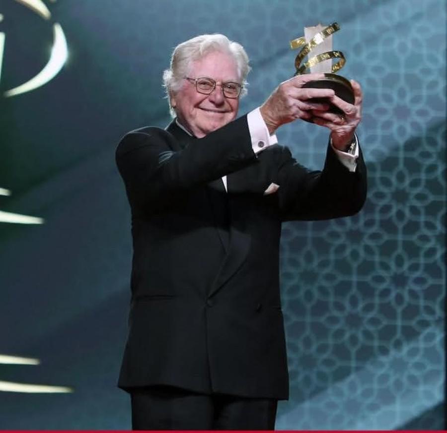 حسين فهمي يعرب عن سعادته الكبيرة بالعودة إلى المدينة الحمراء