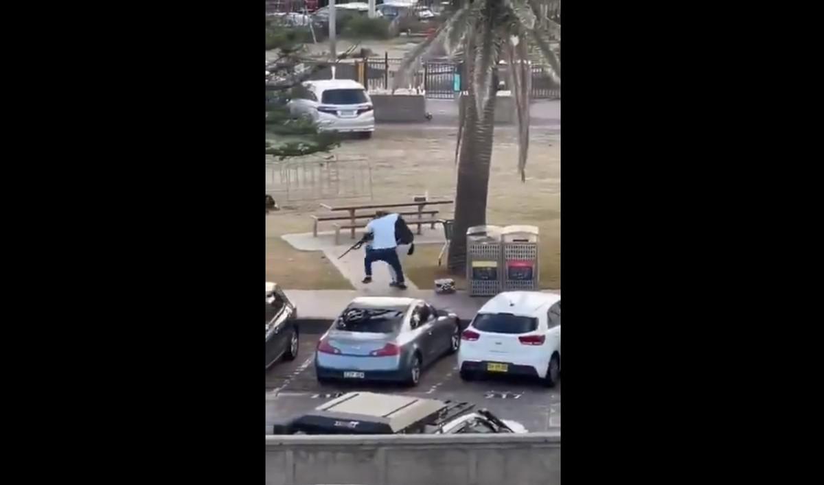 لقطة تظهر الرجل المسلم وهو ينقض على المهاجم وينتزع سلاحه