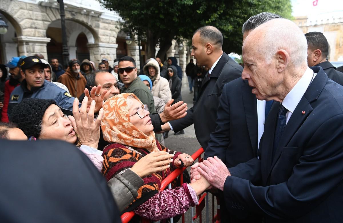 خطاب سعيد يلقى صدى واسعًا لدى جزء كبير من الشعب التونسي 