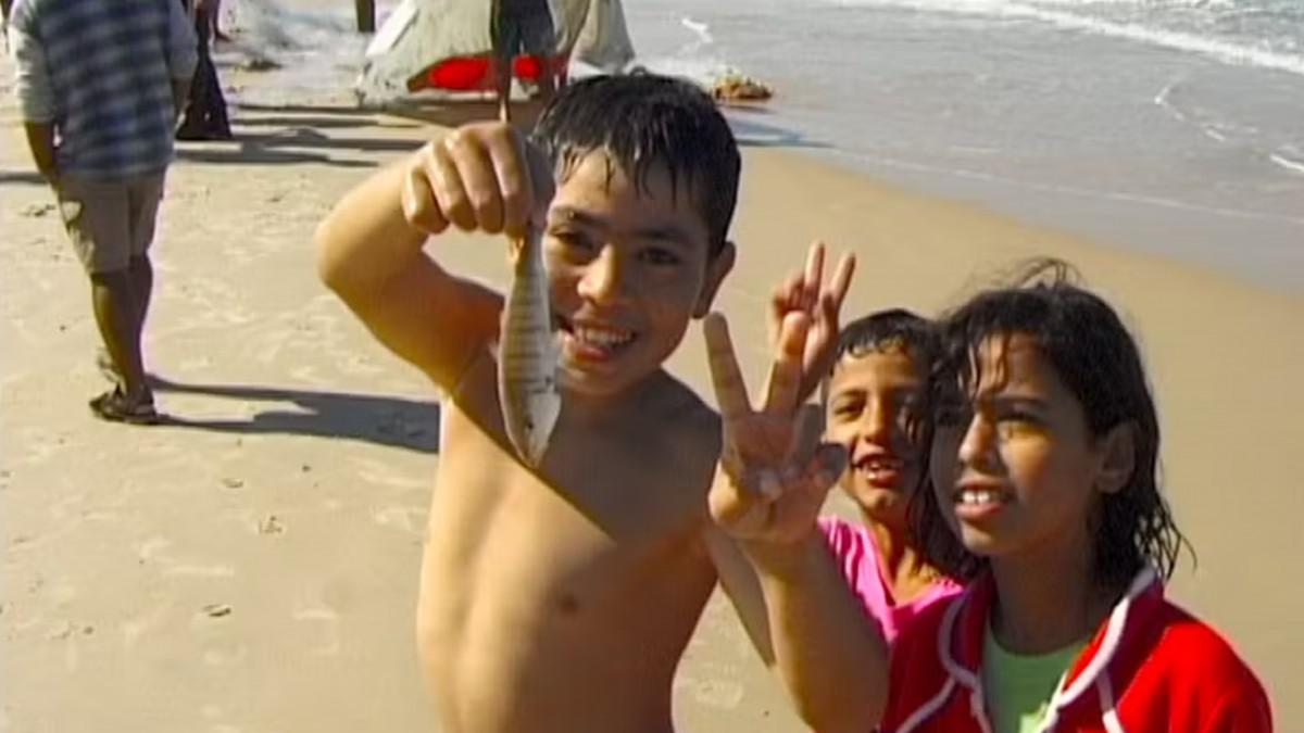 الفيلم يستعرض معالم المدينة متنقلا بين شاطئ البحر