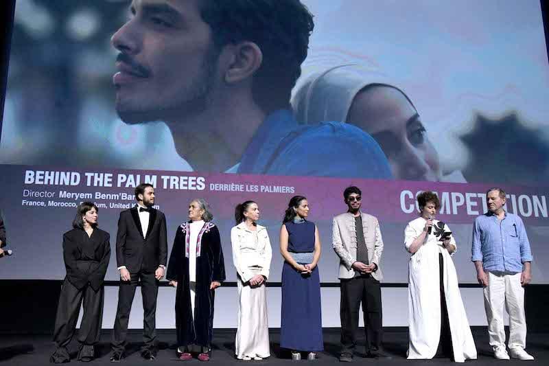 'خلف أشجار النخيل'