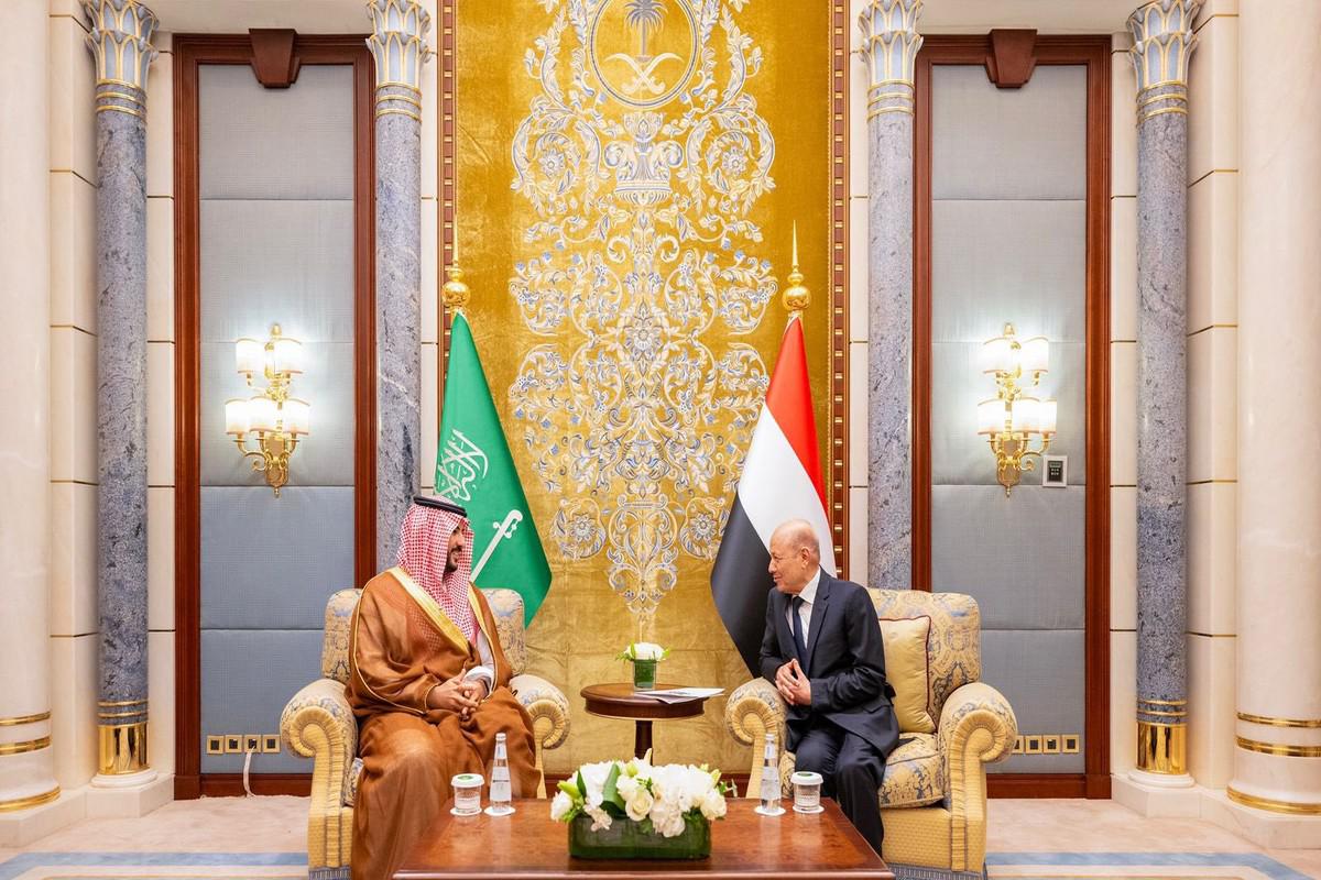 العليمي يحمل ملف حضرموت الشائك إلى السعودية