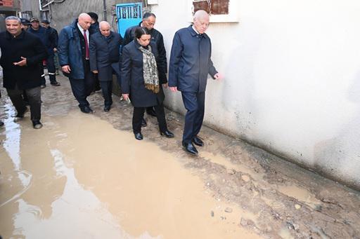 قيس سعيد يعاين بنفسه الأضرار الناجمة عن السيول في الأحياء الشعبية