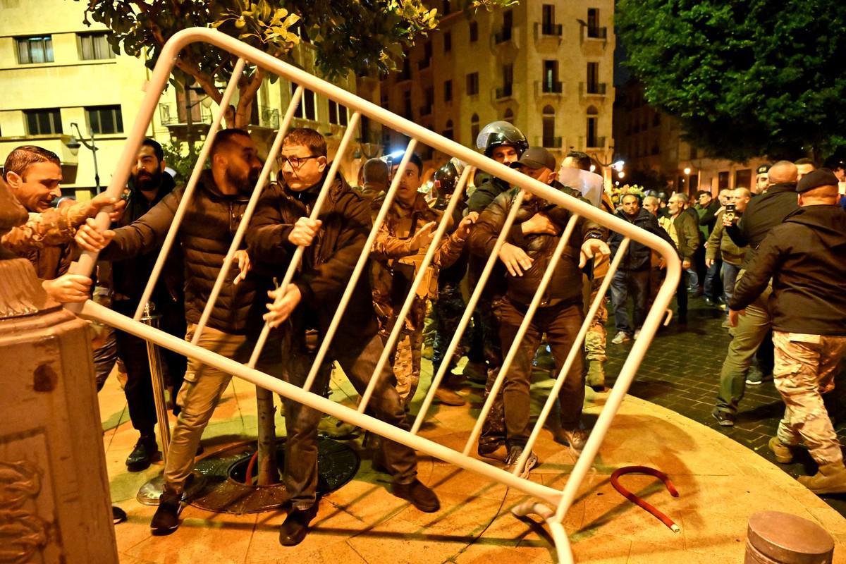 رفاق السلاح في مواجهة السلطة