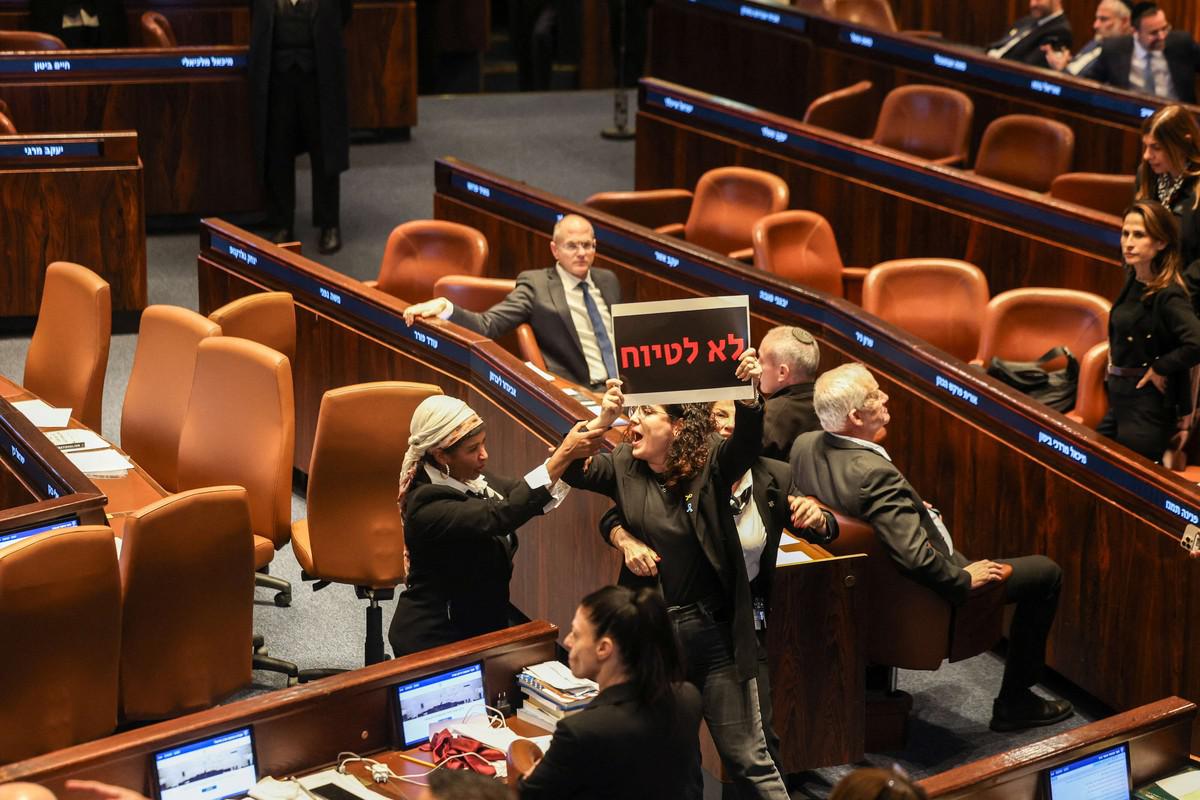 قوى اليمين المتطرف دعمت مشروع القانون بكل قوة