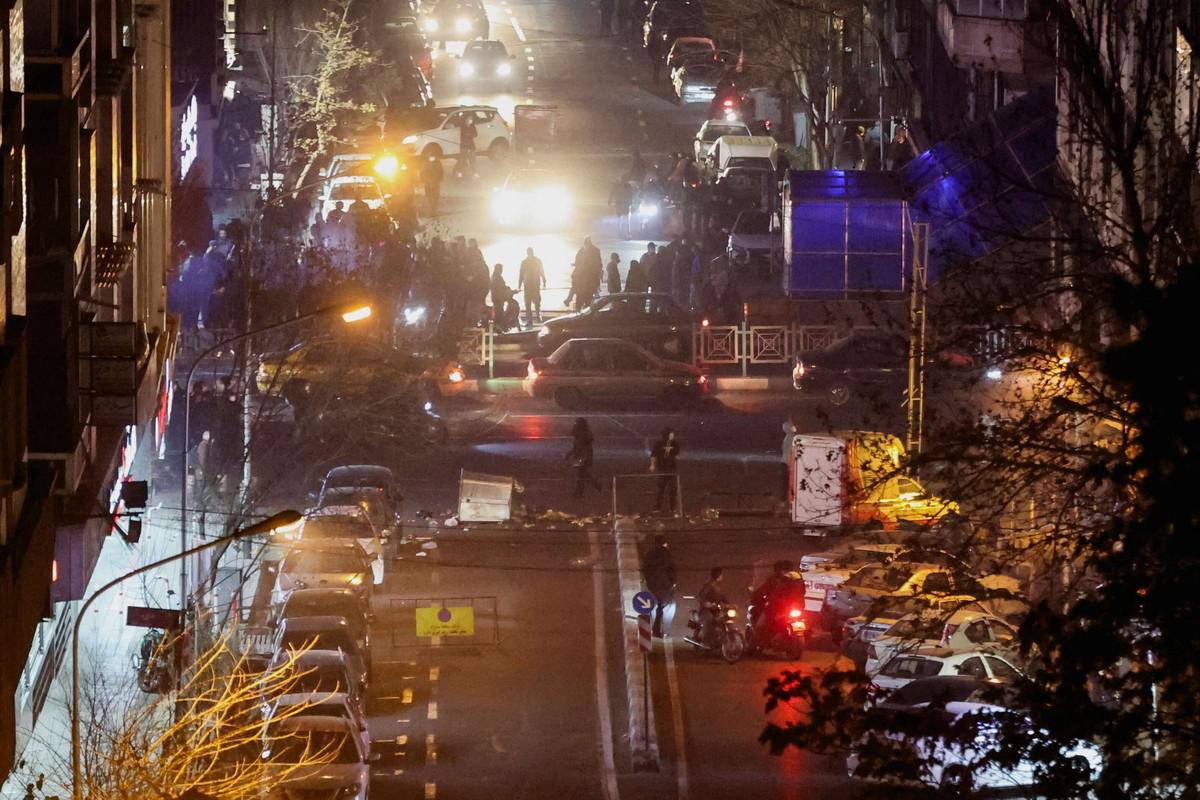 طهران تصم آذانها وتلقي باللوم على الخارج