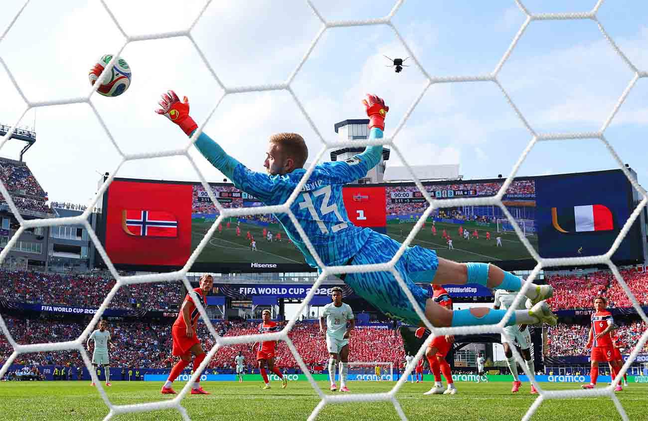 France secure top spot in Group I